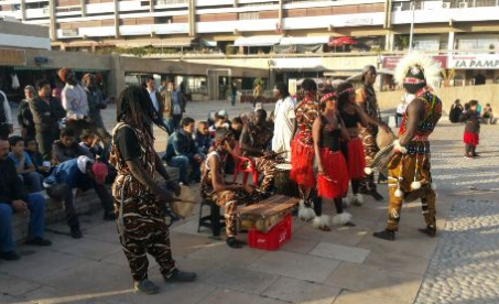 أفارقة ينظمون الى ساحة الحلقة بأكادير