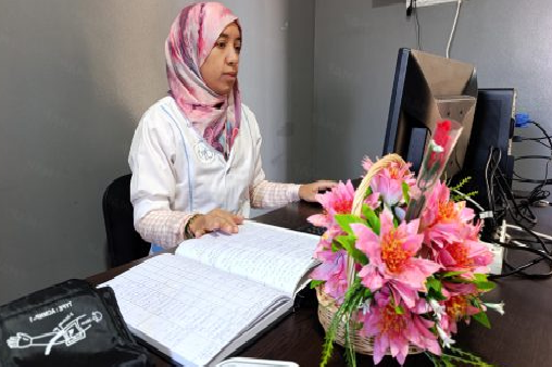 في كل أم تساعدها، وفي كل طفل يرى النور، تُكتب قصة إنسانية لا تُحكى كثيرًا… لكنها تغيّر حياة كاملة